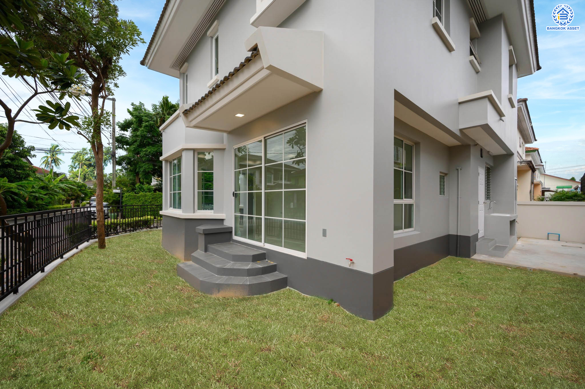 บ้านมือสองตกแต่งใหม่ แบรนด์ LH โครงการ มัณฑนา เพชรเกษม81 พร้อมรองรับทุกความสุข บนเนื้อที่ 54.4 ตร.ว. พื้นที่ใช้สอยกว่า 123.84 ตร.ม. พร้อมฟังก์ชัน 3 ห้องนอน 3 ห้องน้ำ จอดรถได้ 2 คัน บนทำเลเชื่อมต่อสู่ ถ.เพชรเกษม, ถ.พุทธมณฑลสาย4 ใกล้เดอะมอลล์ บางแค และม.มหิดล...